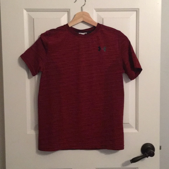 maroon under armour shirt
